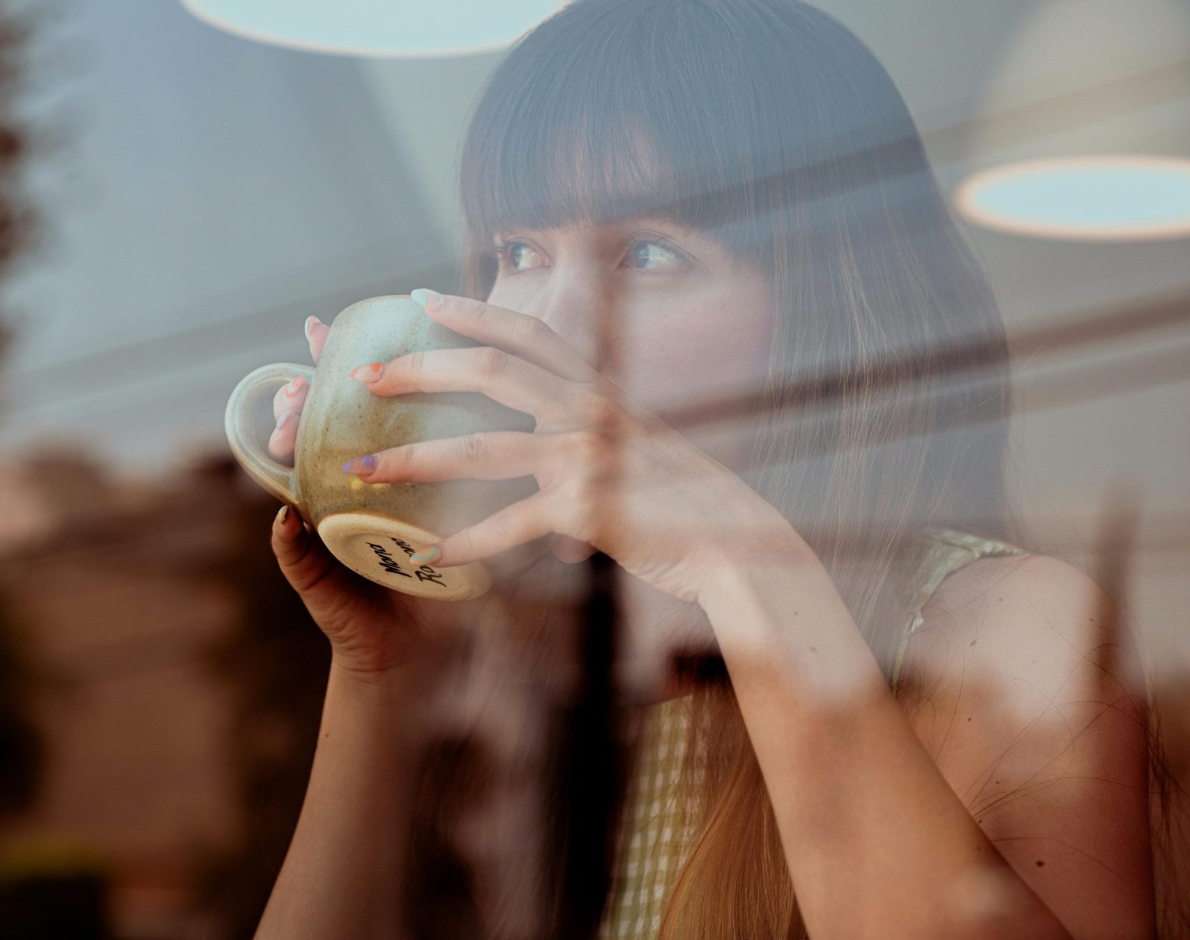 mujer toma un café mientras piensa en sus problemas psicológicos