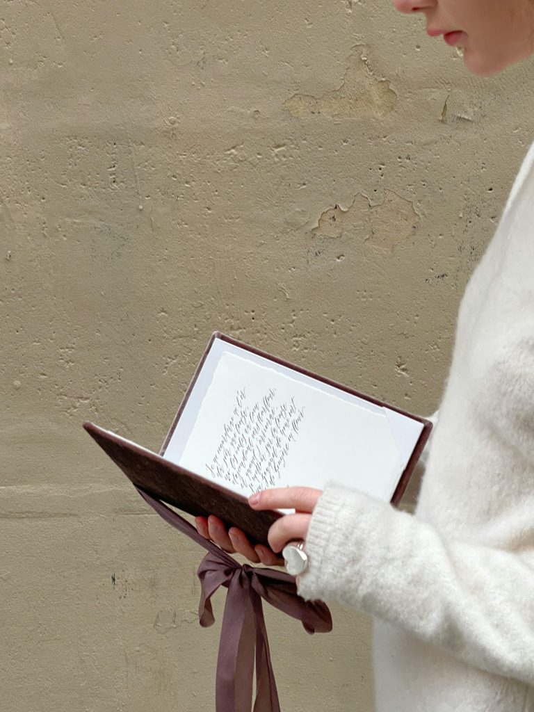 Mujer leyendo en su diario donde se regula emocionalmente