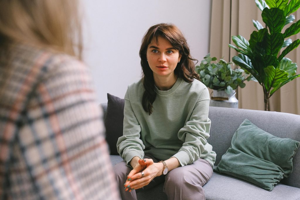 Mujer en terapia presencial tratando sus problemas de autoestima